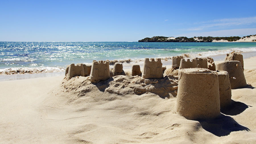 Cluburlaub italien strand sandburgen