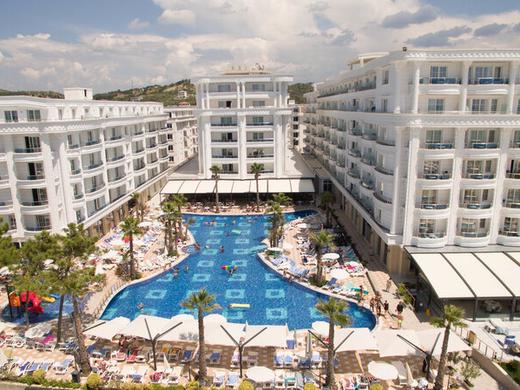 Grand Blue Fafa Resort