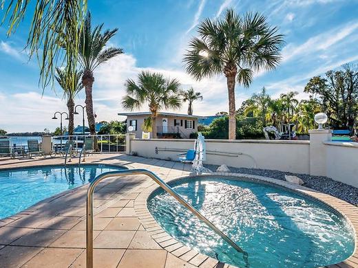 Paddletail Waterfront Lodge