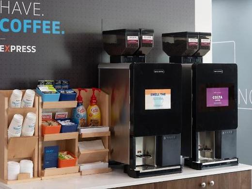 Cambria Suites Miami Airport - Blue Lagoon