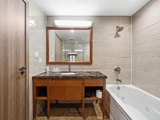 Ramada by Wyndham Flushing Queens