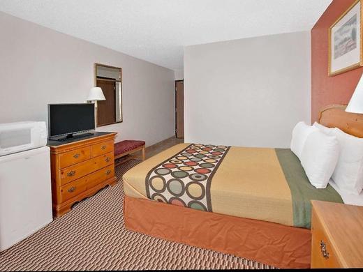 Super 8 by Wyndham Crystal Lake