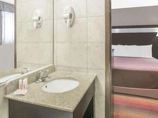 Howard Johnson by Wyndham North Bergen