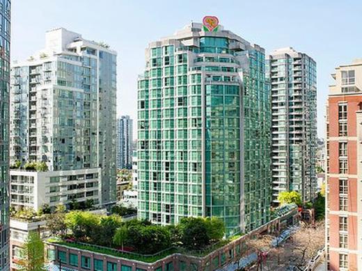 Rosedale on Robson Suite Hotel