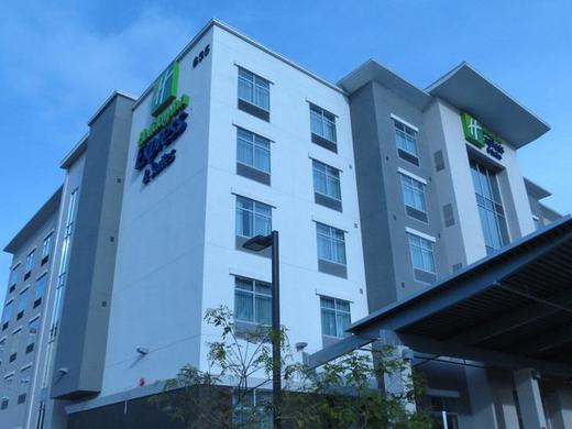Holiday Inn Express & Suites San Diego - Mission Valley