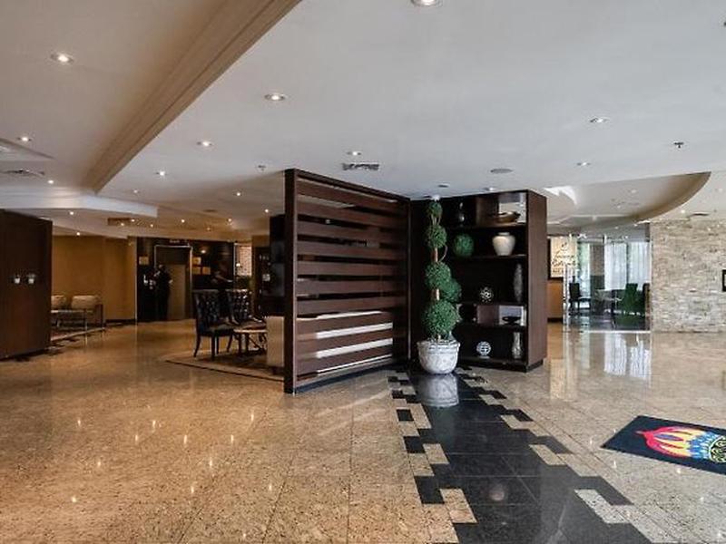 Monte Carlo Inn Airport Suites