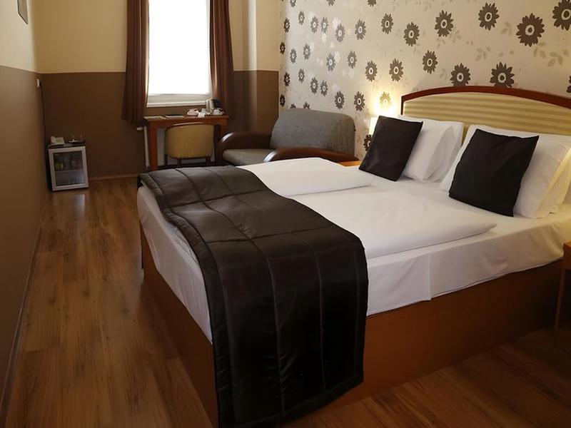 Six Inn Hotel