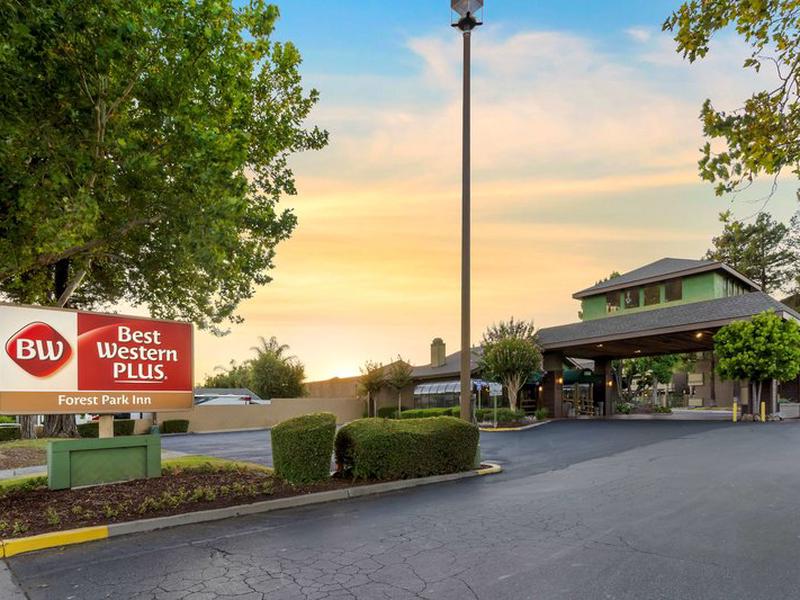 Best Western PLUS Forest Park Inn