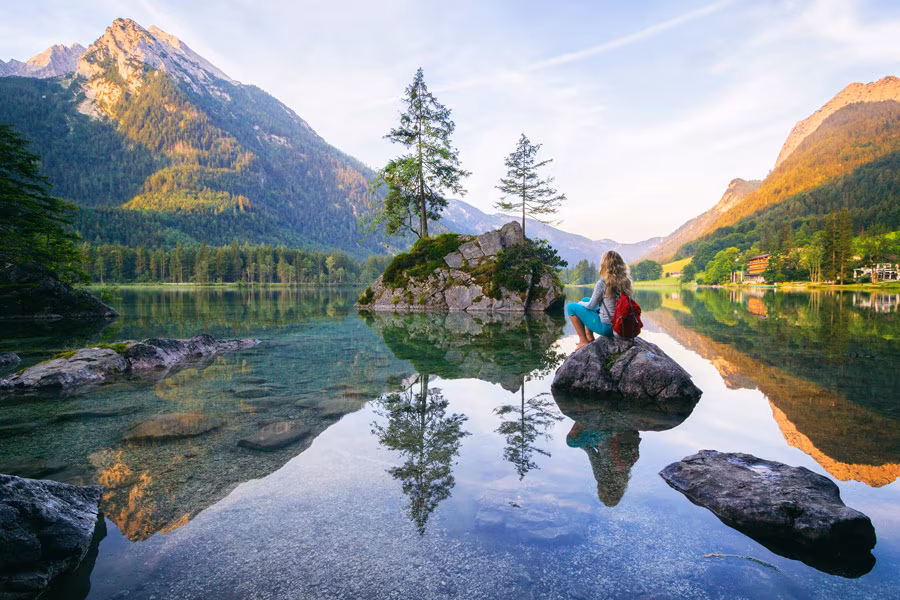 Frau in den Bergen See