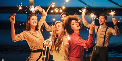 Freunde feiern Silvester mit Wunderkerzen