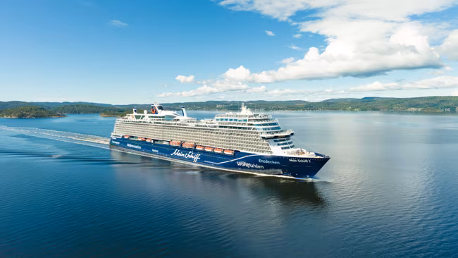 Mein Schiff 7 Kreuzfahrtschiff, Drohnenaufnahme in einem Fjord in Norwegen