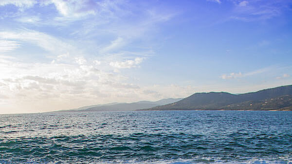 fussabdruecke strand sand meer