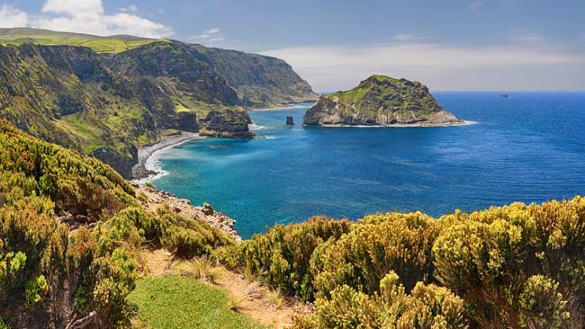 Nordküste Flores auf der Azoren Inselgruppe, grüne Klippen am Meer, Portugal