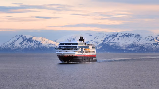 MS Midnatsol Kreuzfahrtschiff auf der Postschiffroute, Hurtigruten Reederei
