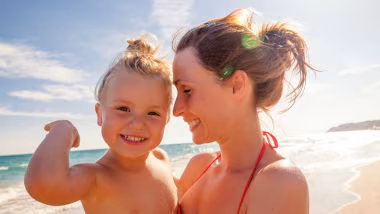 Mutter und Tochter spielen am Strand Mutter mit Kind am Strand