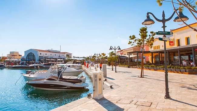 Zypern, Hafen in Paphos, Boote an Promenade