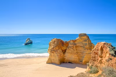 Strand mit Felsen in Portugal Strand Portugal Felsen