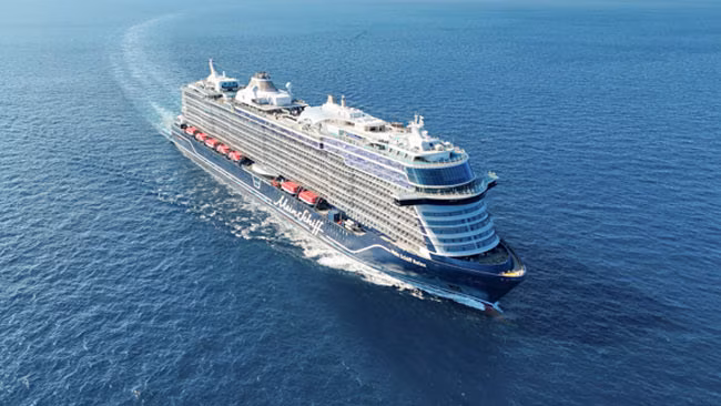 Mein Schiff Relax Kreuzfahrtschiff im Meer