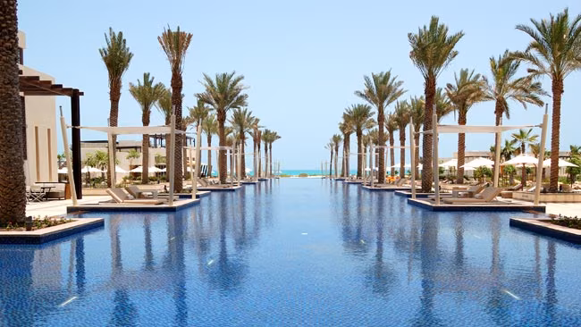 Luxusurlaub - Poolbereich mit Blick auf das Meer in einem Luxus- oder neu eröffneten Hotel