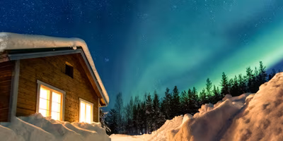 Haus im Schnee, Polarlichter, Winterurlaub