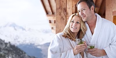 Wellness, Paar in Bademantel auf Balkon