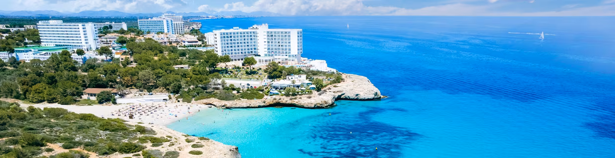 Türkisblaue Bucht in Mallorca auf den Balearen in Spanien