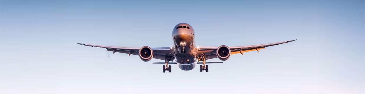 Flugzeug am Blaün Himmel Landeanflug