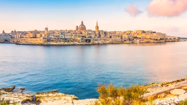 Malta - Panoramablick auf Skyline von Valletta vom Meer aus