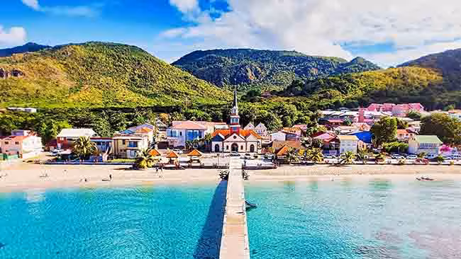 Karibik Martiniqü Strand mit Blick auf Stadt