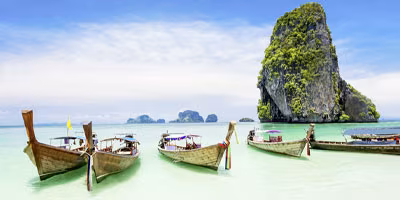 Boote am Strand von Thailand