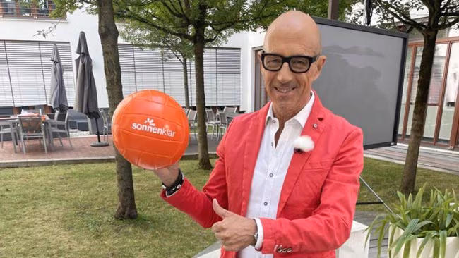 Moderator Goofy Förster mit sonnenklar.TV Fußball in der Hand, 25 Jahre sonnenklar.TV