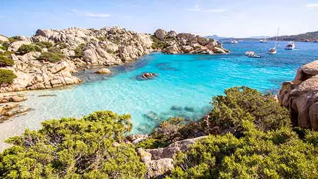 Italien - Sardinien, Bucht mit Booten und glasklarem Wasser