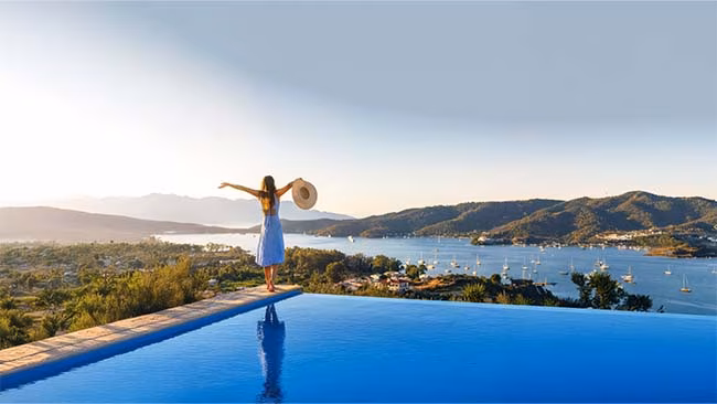 Corendon Airlines, Griechenland, Frau am Pool mit Blick auf das Meer