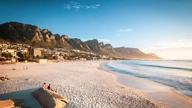 Kapstadt, Camps Bay Küste, Strandabschnitt bei Sonnenuntergang, Südafrika