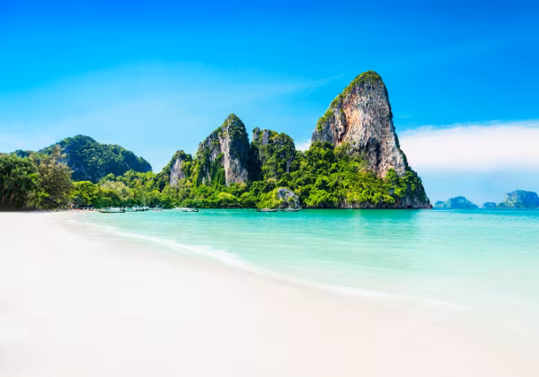 Strand mit Meer und Felsen auf Phuket Phuket Strand Berge