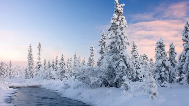Finnland - Lappland, Fluss durch Schwedisch Lappland, Schneelandschaft im Winter