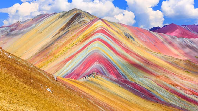 Peru - Luftaufnahme bunter Regenbogenberg Vinicunca in den peruanischen Anden