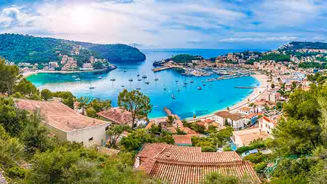 Spanien Balearen, Blick auf Bucht mit Booten