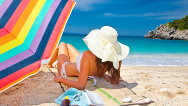 Frau am Strand von Griechenland