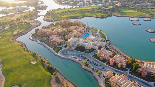 Luftaufnahmeon Kanälen und Brücken in Wohngegend El Gouna, Ägypten