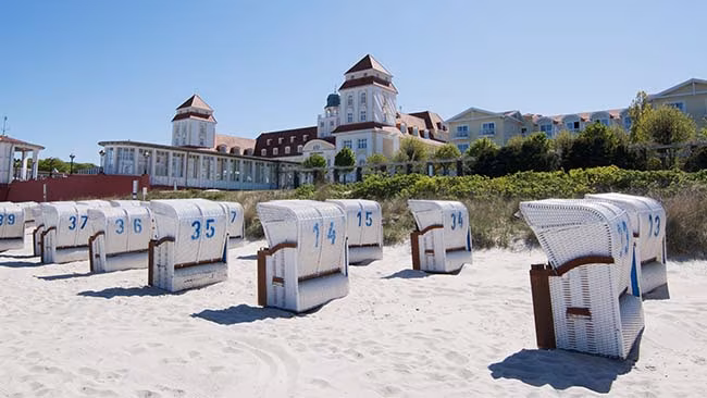 Deutschland - Ostsee, Insel Rügen, Strandkörbe bei Sonnenschein am Strand