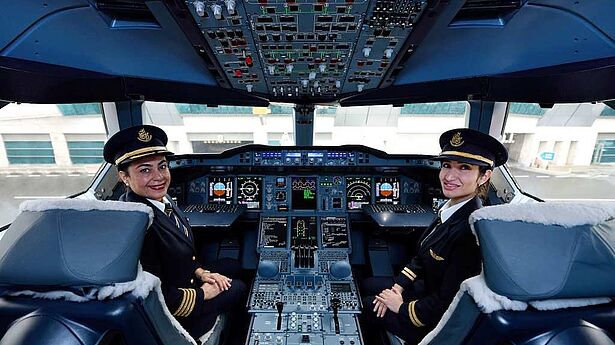 Pilotinnen der Emirates Crew im Cockpit