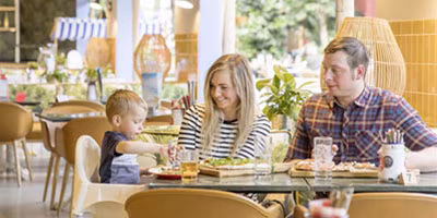 Center Parcs, Familie beim Essen
