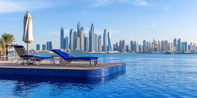 Pool mit Blick auf Skyline Dubai
