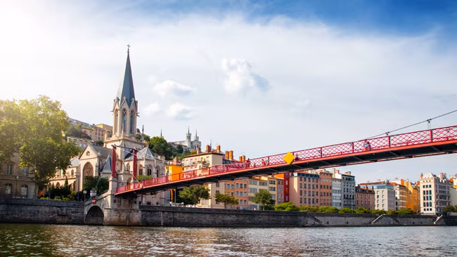 Passerelle Paul-Couturier in Lyon, rote Fußgängerbrücke über die Saône, Frankreich