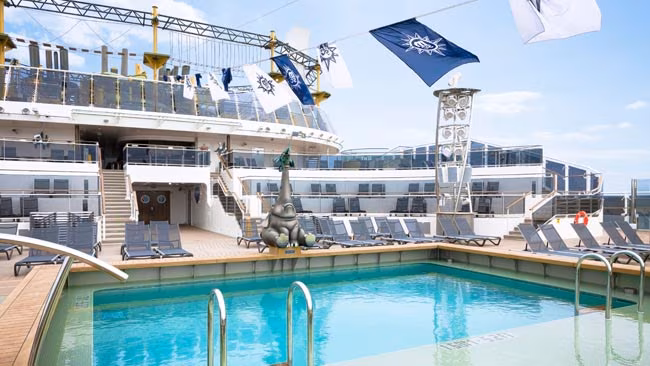 MSC Euribia Kreuzfahrtschiff Schiffsdeck mit Pool und Liegebereich
