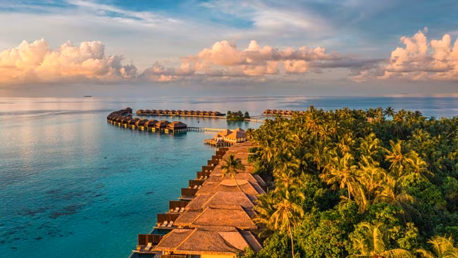 Indischer Ozean - Malediven, Luftaufnahme Insel mit Luxusresort beim Sonnenuntergang