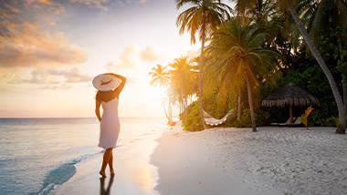 Indischer Ozean - Malediven, Frau am Strand bei Sonnenuntergang