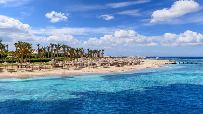 Landschaft mit Strand und Liegen in Port Ghalib, Marsa Alam, Ägypten