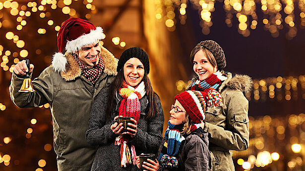 familie weihnachtsmarkt gluehwein punsch 